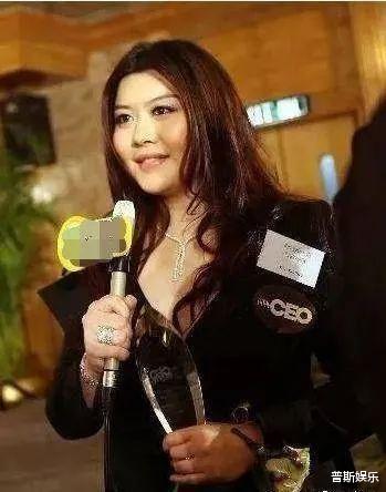 向华强|向华强女儿：异母弟弟娶郭碧婷人生得意，她与母亲相依为命很低调