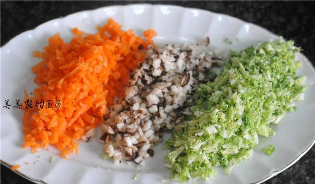 饭团■天热,这早餐成了儿子的最爱,连吃一周都不腻!两手一捏香喷喷!