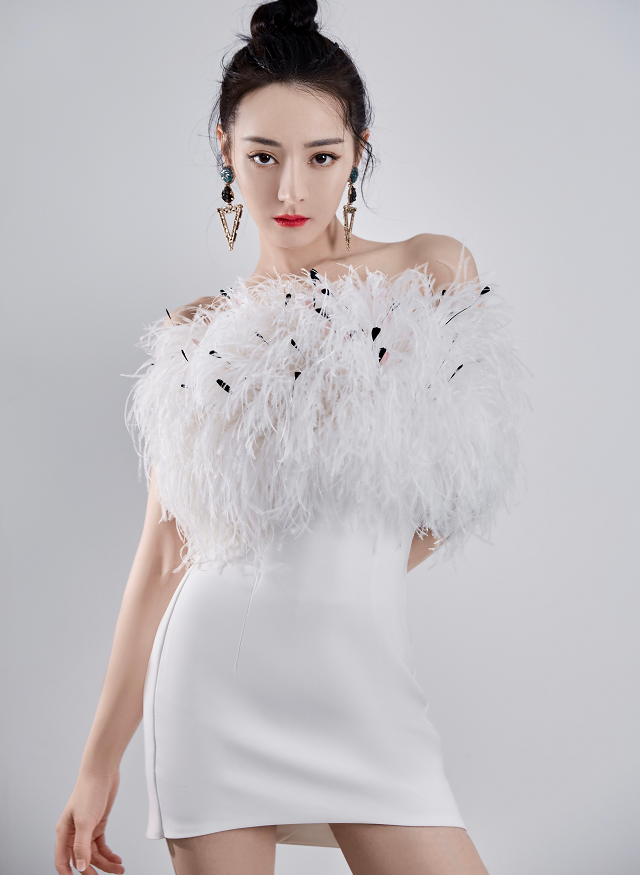 迪丽热巴|迪丽热巴披肩发型和丸子头的差距,刘海梳起,气质与众不同