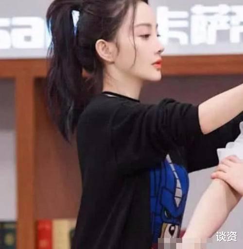 贾云馨|甜馨穿公主裙弹钢琴,8岁登台气定神闲,越来越像妈妈李小璐