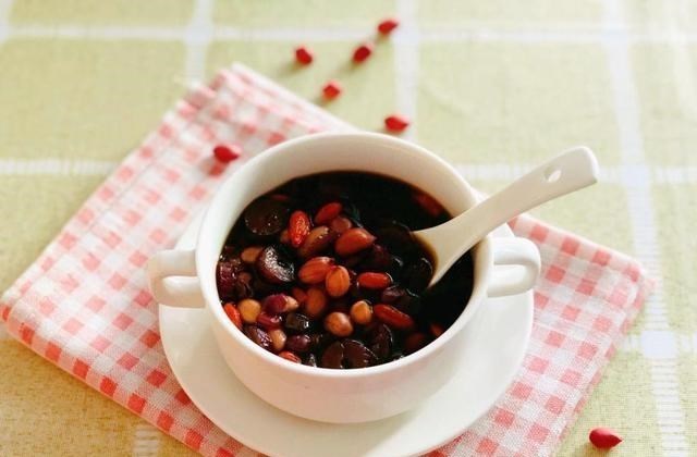 「花生」气血不足百病生!5种食材一起煮,气血双补,50岁的姑姑似少女!