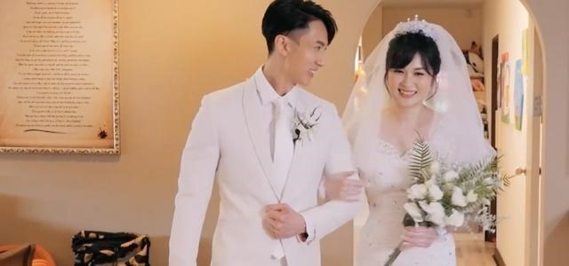 「吴尊」吴尊一家四口在家拍婚纱照，原因简单，林丽吟生图和精修图差距大