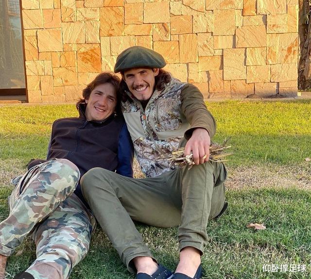 「埃丁森·卡瓦尼」荒野大镖客！33岁卡瓦尼为保持身材下乡除草，暮年战斗力堪比C罗