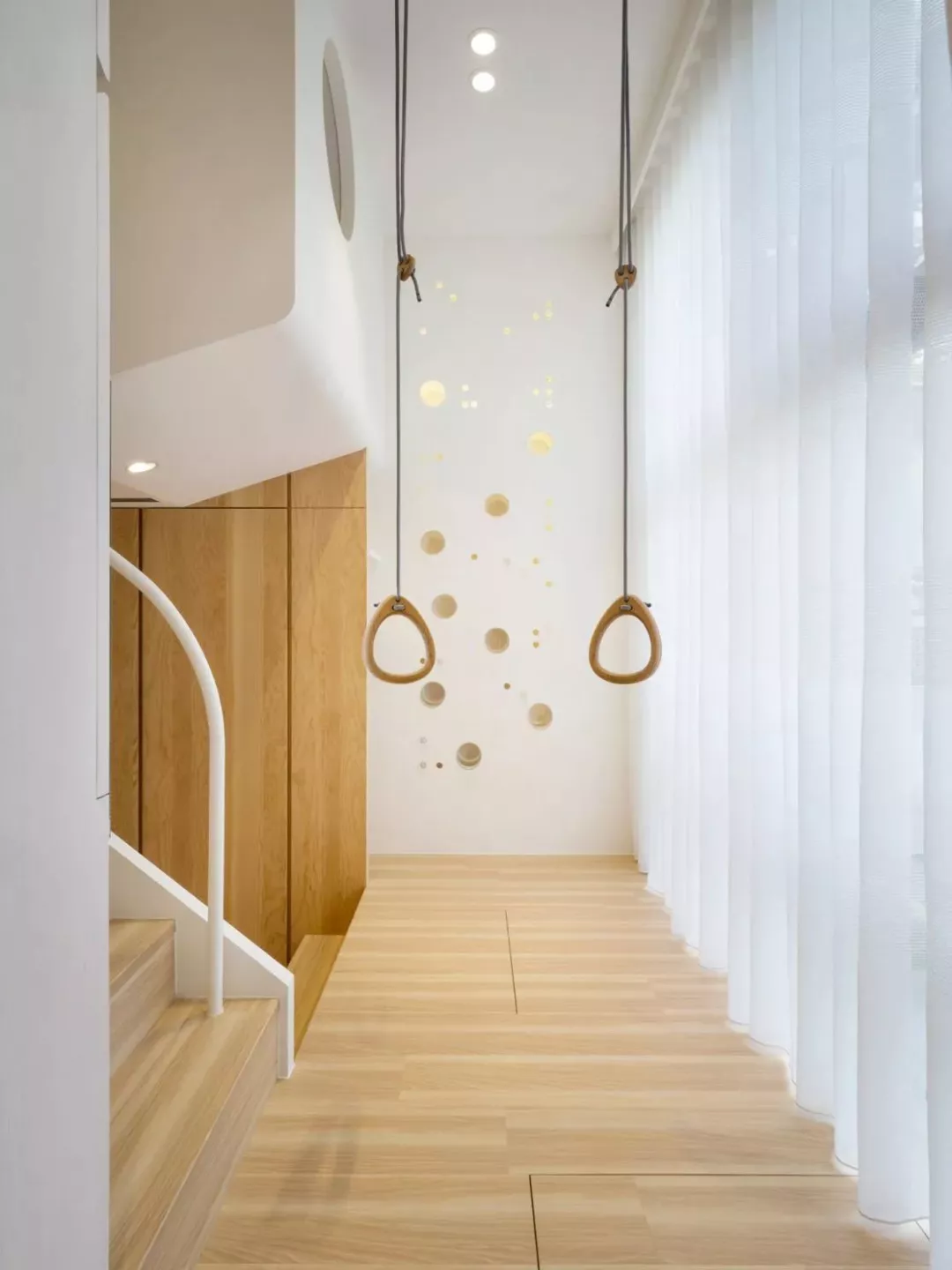 ##50平的小户型复式楼，把楼梯改成娱乐区，还有个大庭院