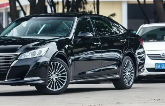 丰田皇冠：曾经卖60万，是小老板标配！如今跌破22万，5米豪华卖不动