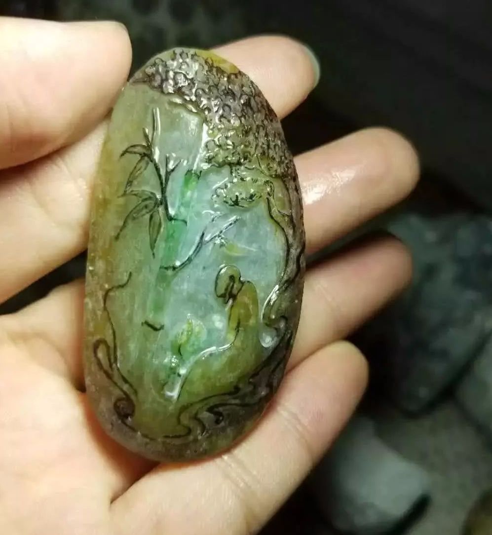 翡翠▲被豪主扔掉的边角料，没想到竟是块三彩翡翠，拾起重雕后悔莫及！