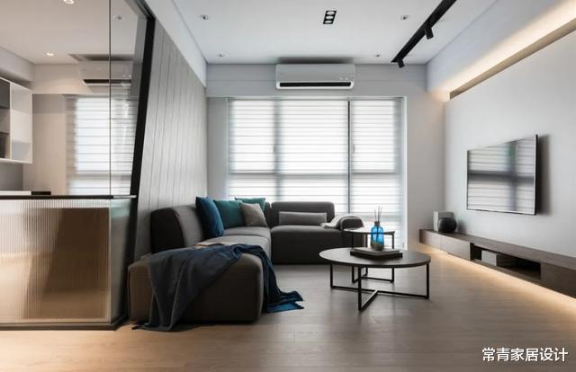 ：越来越多人家都不装窗帘，都装百叶窗，光影效果自带高级质感