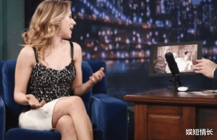 [好莱坞]有种“坐姿”叫好莱坞女星，黑寡妇只是跷二郎腿就已绝美，真替主持人捏把汗