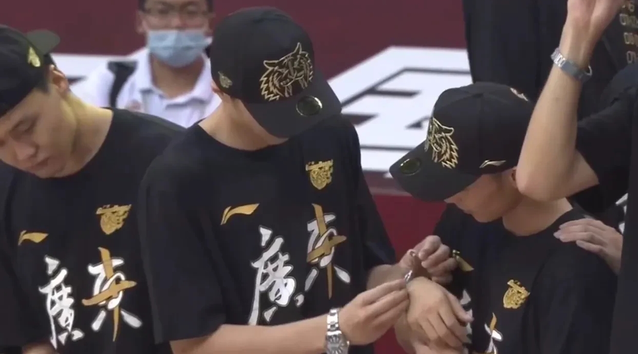 徐杰|徐杰目不转睛盯着CBA总冠军手表,它价值多少钱呢?