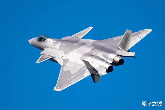 [歼-20]一旦在战场上遭遇，歼20能否击败F22？俄专家分析让人遗憾