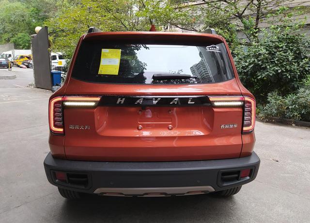 哈弗|实拍哈弗大狗：承载式车身，通过性却很高，内饰科幻