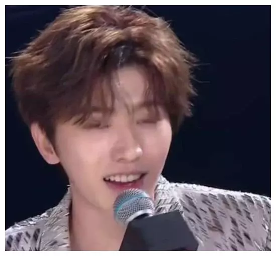 「蔡徐坤」蔡徐坤鼻子怎么了?直播中突然“歪到一边”,伸手想挽救都来不及