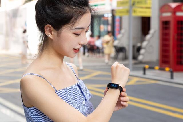 小米科技|“潮”开学必入装备:手环or手表,智能穿戴设备该怎么选?