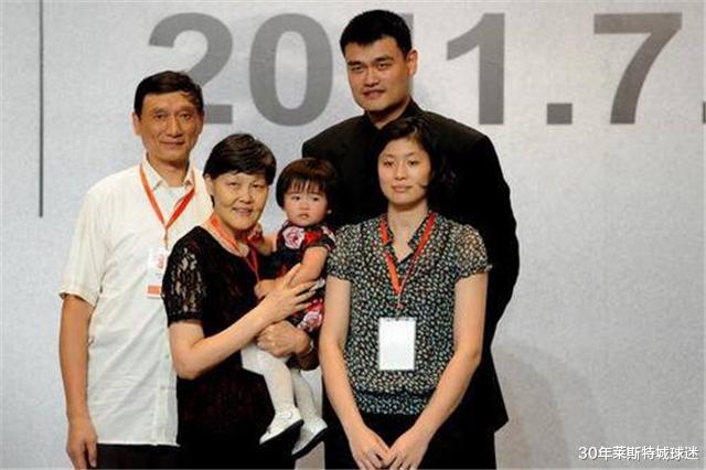 比利时▲姚明观战野球场被调侃不懂球，亲自上阵演示单手投篮，全场皆服