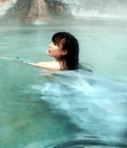 「」李子柒刚宣布全球粉丝过亿，网友：李子柒的厨房太脏了，案板是黑的