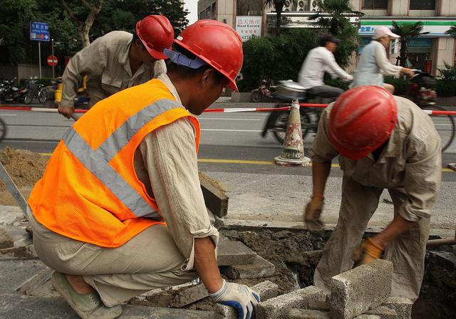 「网约车」乘客命网约车司机违停，遭拒后辱骂10分钟，借醉酒出手殴打！