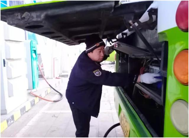 胶东在线 元旦假期公交“不打烊”--公交人用坚守保障市民便捷出行