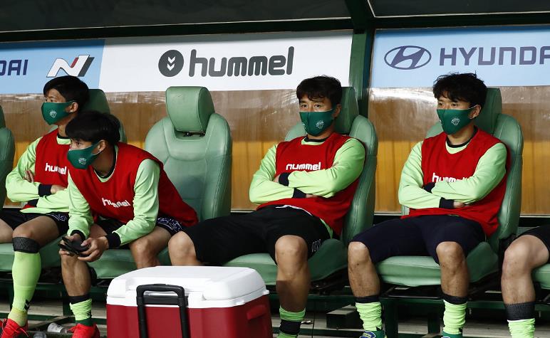 「韩国职业足球联赛」1-0!42岁老将头槌发威,K联赛霸主取得开门红,对手输球又输人