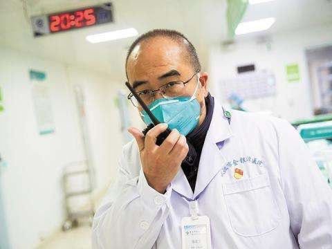 [武汉]身患绝症，金银潭院长坚持为他们送机！脚步看哭了…