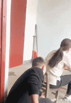 |早说了我们生活在虚拟世界，现在信了吧？ 哈哈哈