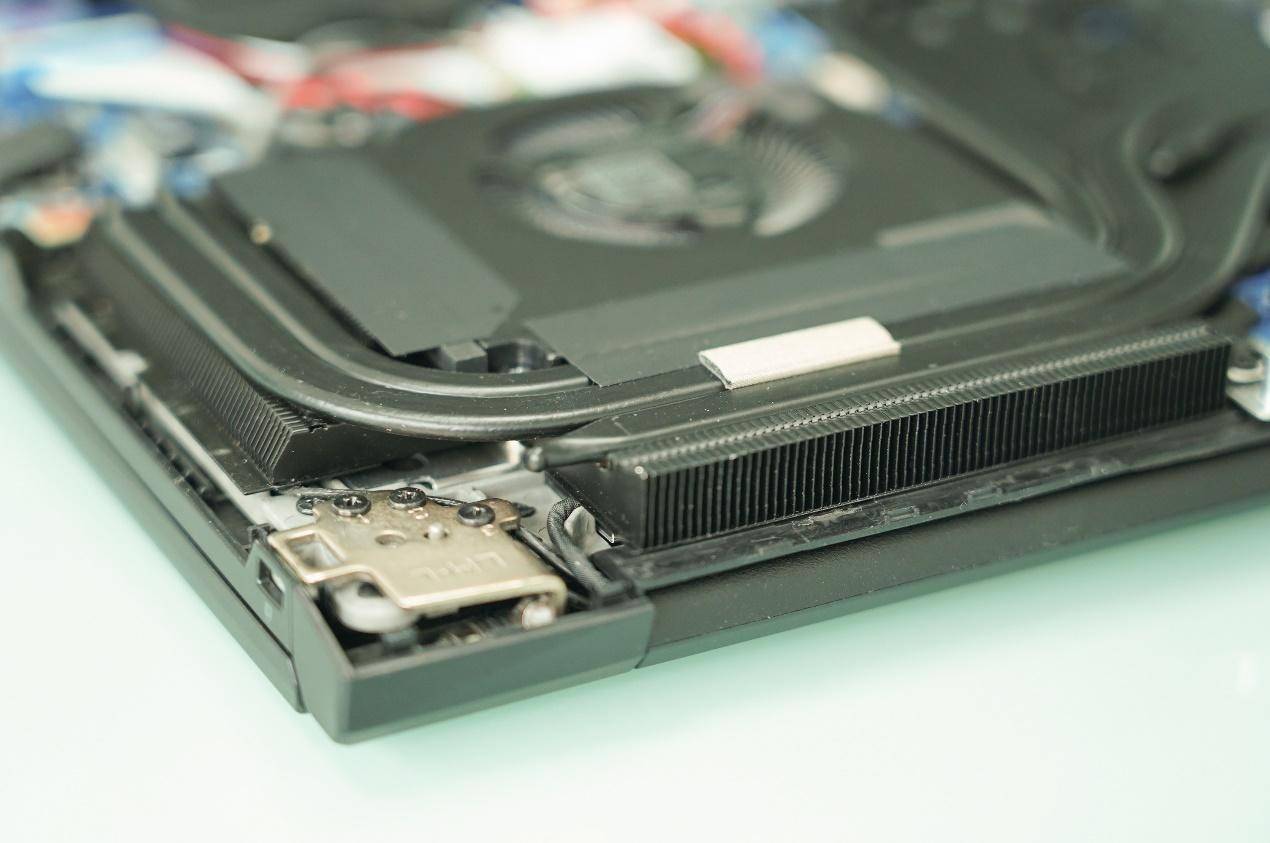 『emui10』高色域144Hz电竞屏 机械革命蛟龙P760 AMD游戏本测试