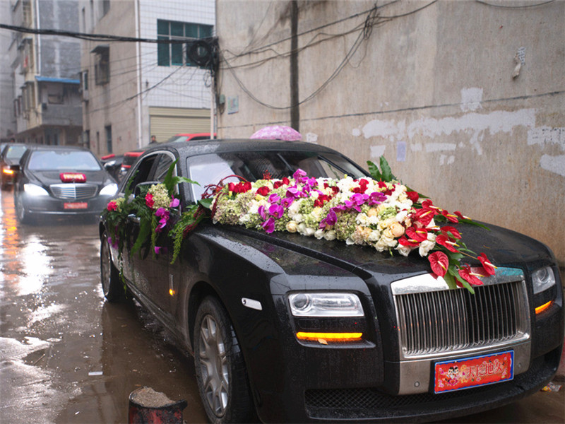 劳斯莱斯|劳斯莱斯婚车被村民拦下要喜钱，20万车标被掰断，新娘：我不嫁了！