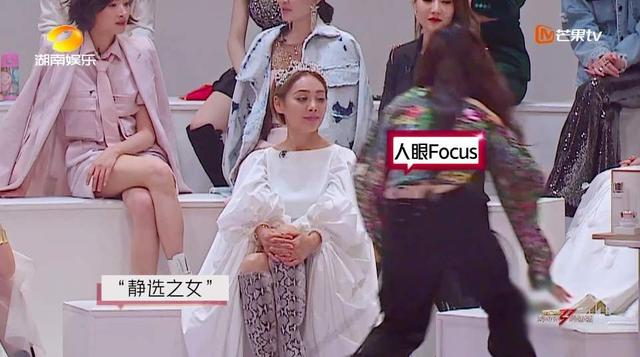 宁静▲吃瓜现场：宁静签综艺，合约上会要求她在合约期间不乱发脾气哈哈