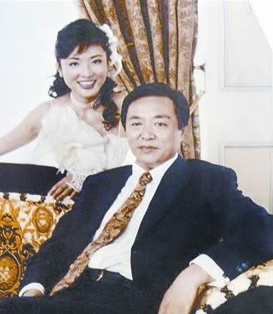 周涛▲主持17次春晚，却在当红之际转为幕后，如今52岁的她仍宛如少女