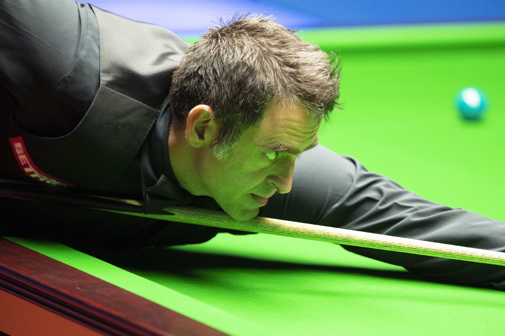 奥沙利文|11-13！奥沙利文命悬一线，眉头紧皱+不断吐舌头，或无缘平一纪录