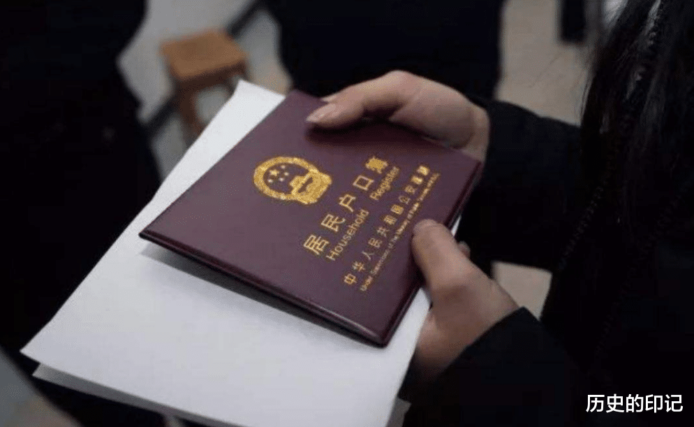 移民▲滚出去！又一演员抛弃国籍，放弃军人身份，移民国外却在国内捞金