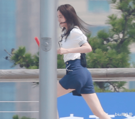 欧阳娜娜|难怪欧阳娜娜总嚷嚷着要减肥，看到她下楼梯时的腿，总算是明白了