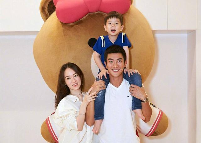 霍思燕|霍思燕大方带女儿外出，一脸灿笑难掩走样身材，陷“幸福肥”难自拔