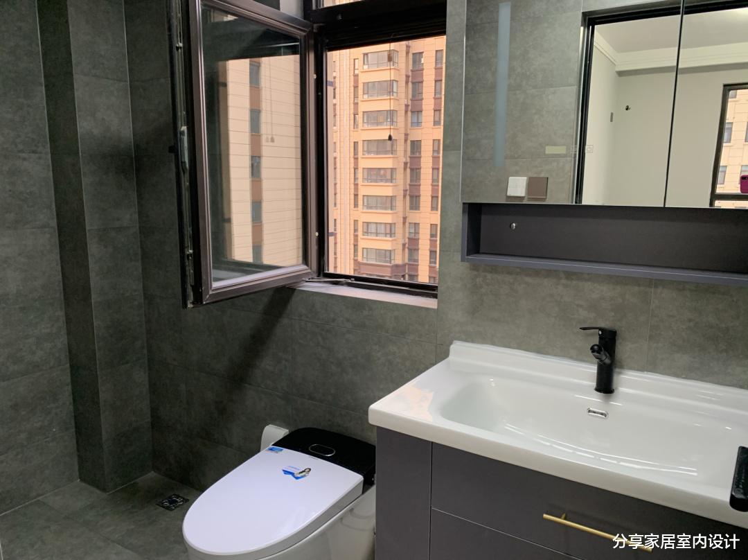 |她家一梯一户的新房，电梯口打柜子很实用，还没家具就很漂亮！