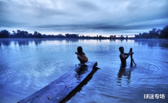 |柬埔寨到底有多么开放？河边一看，游客：流连忘返