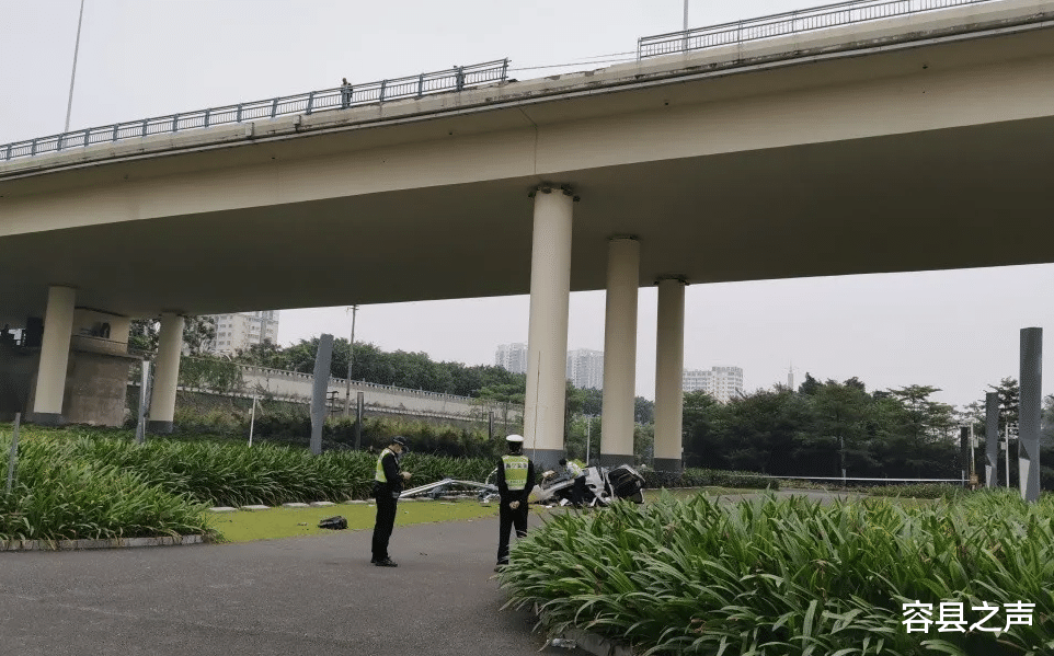 容县之声|广西一辆宝马20多米高处坠桥,司机被救后呼呼大睡!