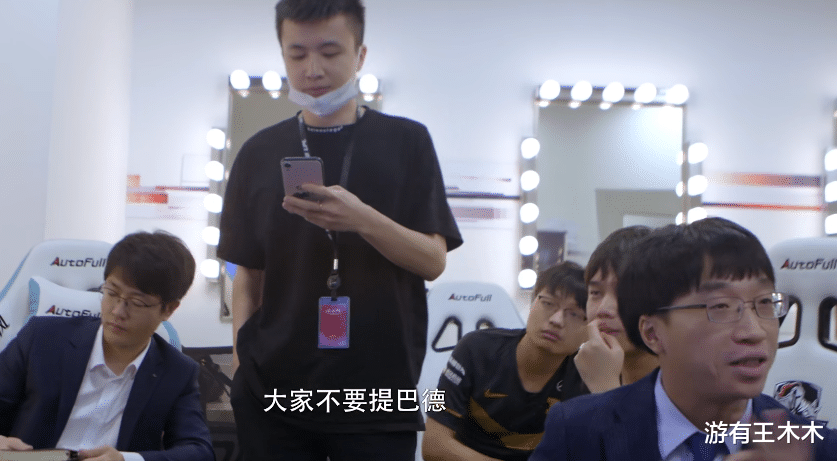 Uzi|RNG纪录片气氛压抑！管理层怒喷队员废物，小虎挨骂却怀念队霸Uzi