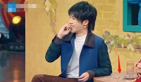 #华晨宇#华晨宇在节目中吃瓜子，谁注意到皮去哪了？看到地面我沉默了
