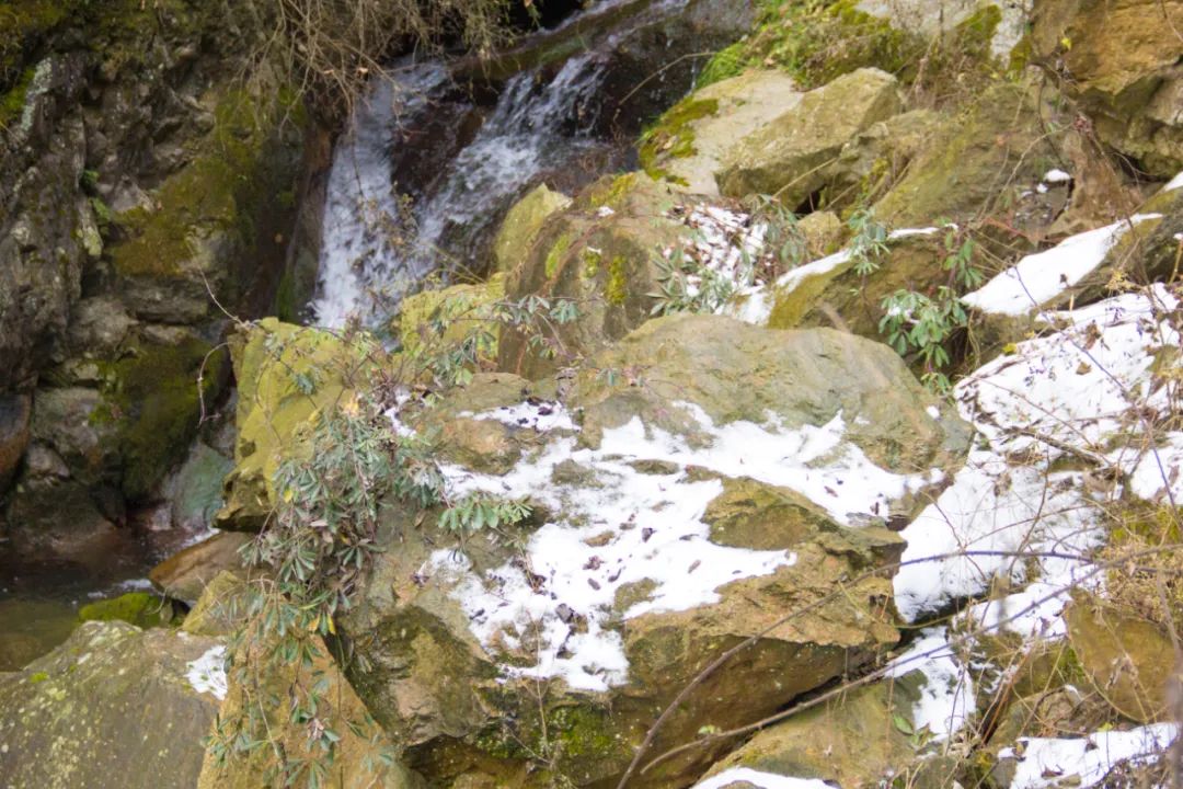 秦岭 完全另外一个世界，过了峡谷之后，我们闯入冰雪覆盖的秦岭黑沟村