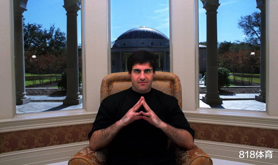 马克·库班■亿万富翁库班2.8万平豪宅曝光！卧室浴室多到数不清，客厅里打棒球