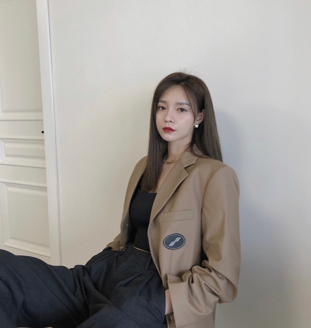 [沈梦辰]沈梦辰秒变西装“大佬”！齐刘海换侧分发型像换了个人