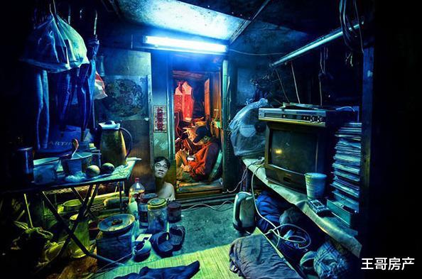 @看过香港“棺材房”你还敢说穷?一家子住4平,连马桶都在厨房!