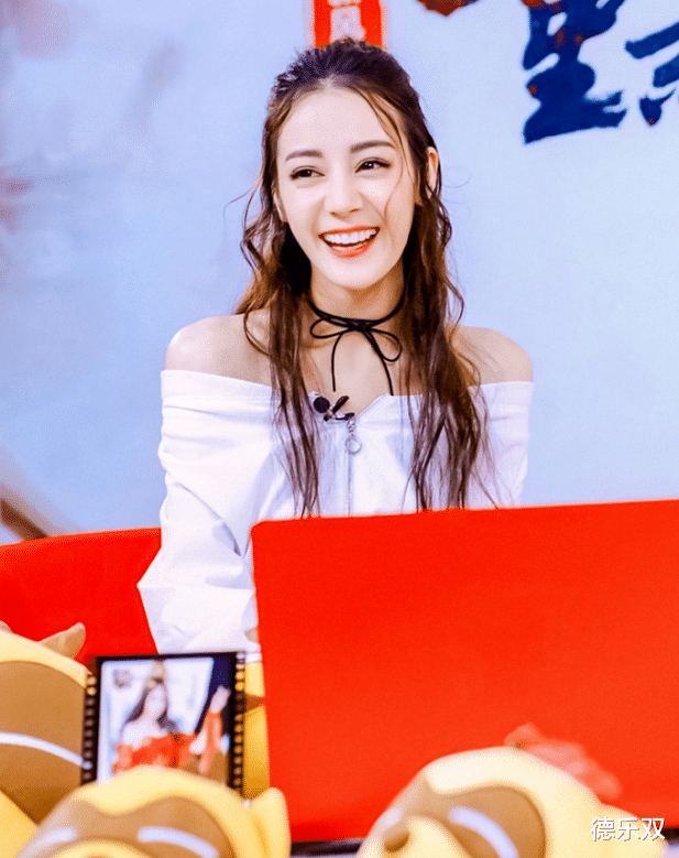 [迪丽热巴]迪丽热巴“睫毛”怕痒，眼线画在双眼皮内，看清效果，懵了！