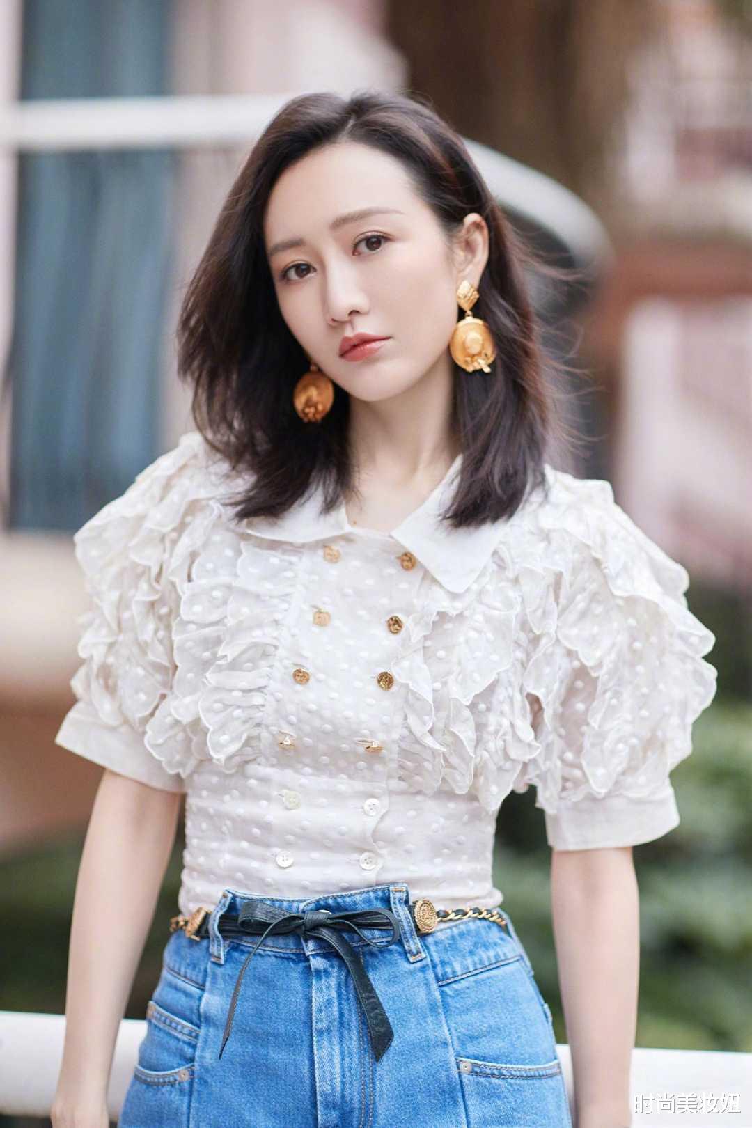 王鸥|王鸥看秀太会穿了，一身薄荷绿套装配低马尾优雅高级，美成焦点