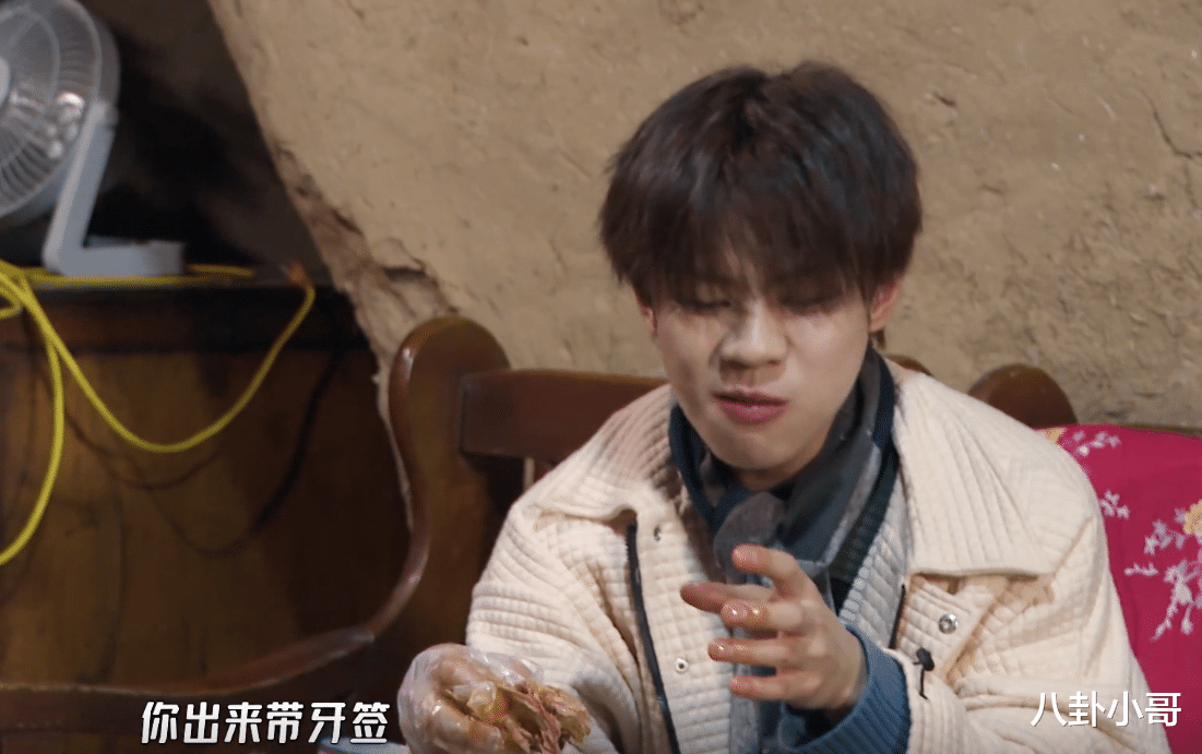 邓超|《五哈》迎来偶像包袱最重嘉宾，全程挎着小包补妆，连邓超都带不动