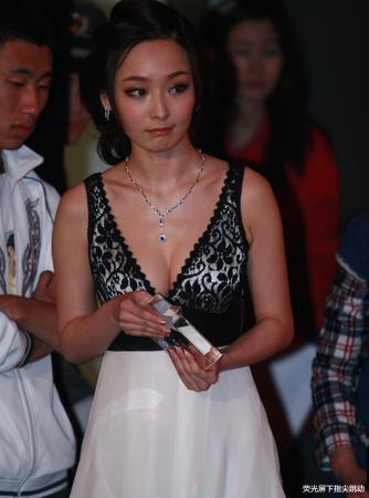 「李曼」头顶谋女郎光环出道的李曼因剧中形象惨遭诋毁，又一高开低走女星