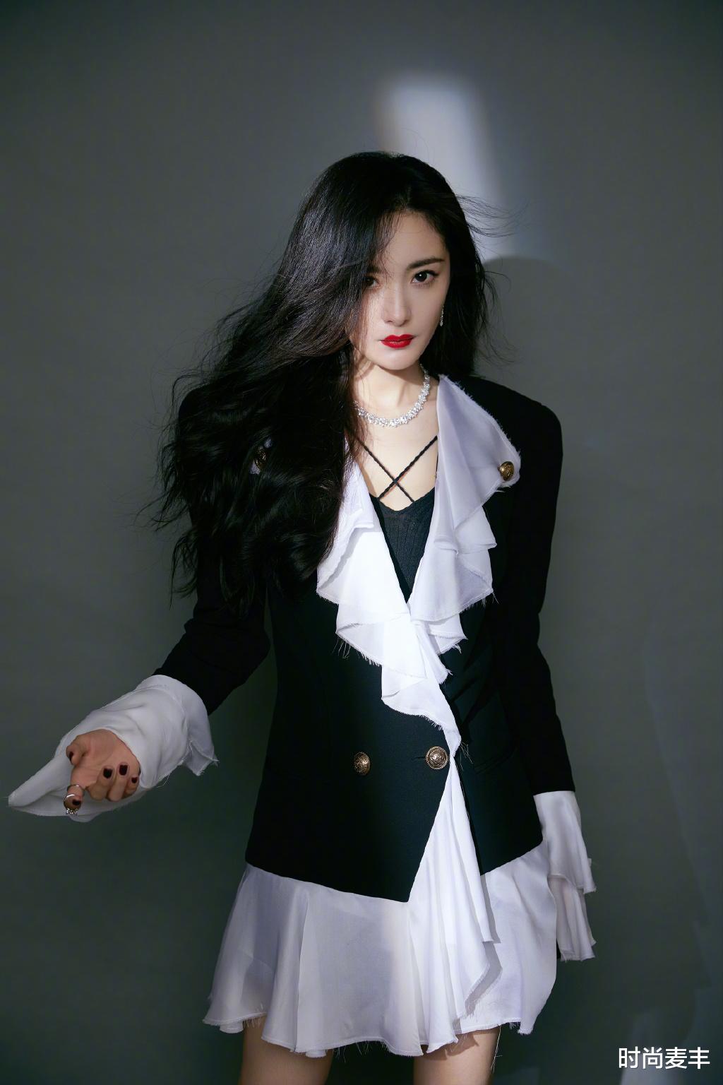 杨幂|杨幂太迷人了，穿黑白撞色西装玩下衣失踪，配红唇卷发女人味十足