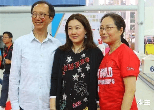 伏明霞|40岁伏明霞近照，与父母断了关系，只为嫁给老头，现要第四胎