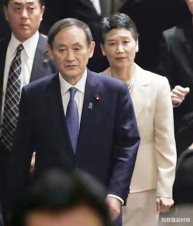 西装|日本新第一夫人身段迷人！穿米色西装端庄优雅，留花白短发真低调