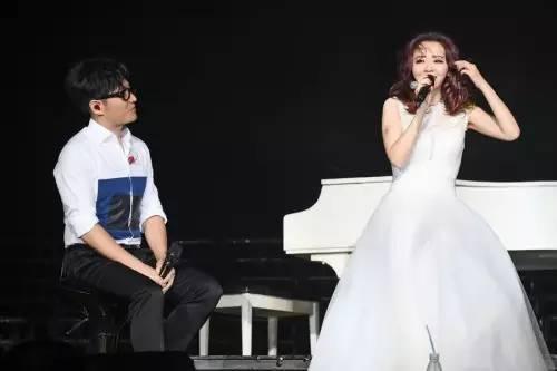 薛之谦|除了黄龄，这5位歌手生病受伤也还坚持唱歌，薛之谦绝对是认真的