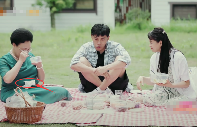 伊能静|伊能静把纸巾扔婆婆身上,遭秦昊不满,谁注意她回了句啥?暴露教养